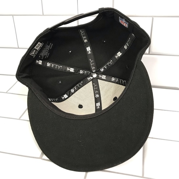 Chicago Bears New Era 59Fifty Black And White SnapBack Hat; Preloved - Picture 2 of 3